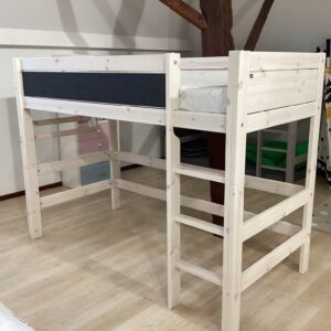 Lifetime Hoogslaper 152 cm whitewash met krijtbord front. (4619) Dit betreft een model wat in onze winkel heeft gestaan.